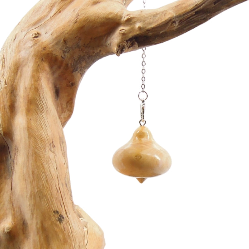 Pendule artisanal de radiesthésie en buis avec chainette.