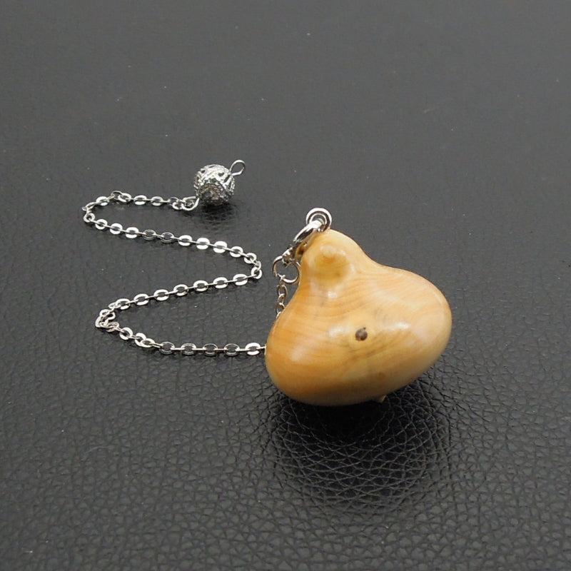 Pendule artisanal de radiesthésie en buis avec chainette.