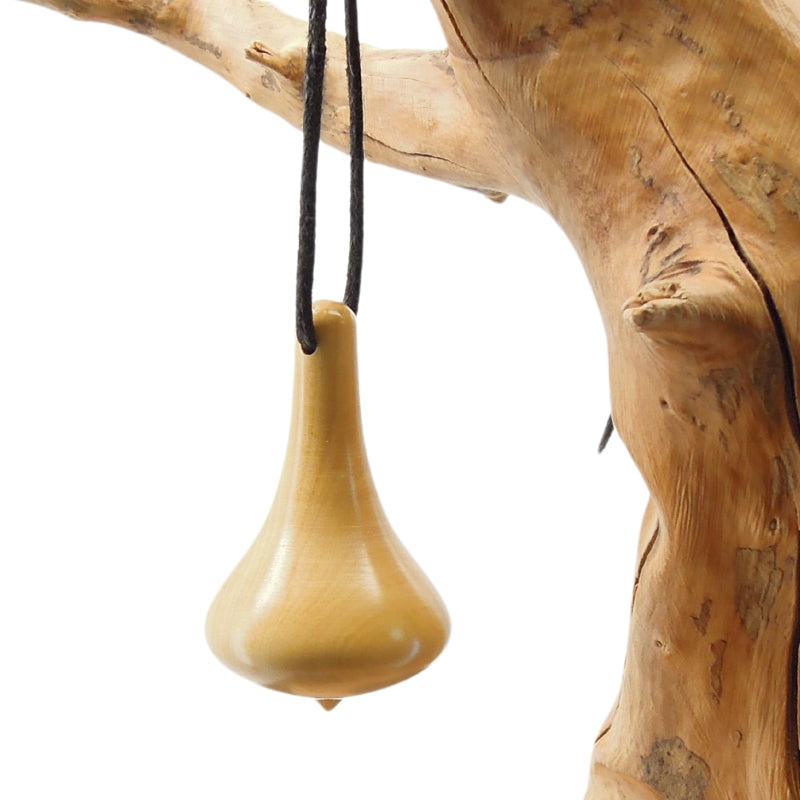 Pendule artisanal de radiesthésie en buis avec oeilleton.