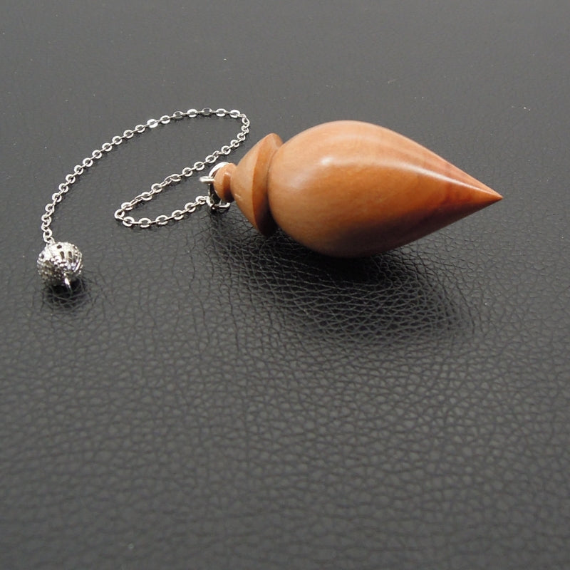 Pendule artisanal de radiesthésie en poirier avec chainette.