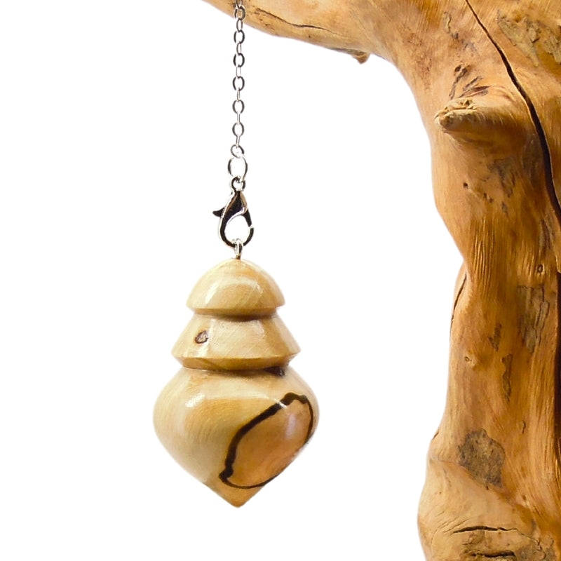 Pendule artisanal divinatoire en charme échauffé avec chainette.