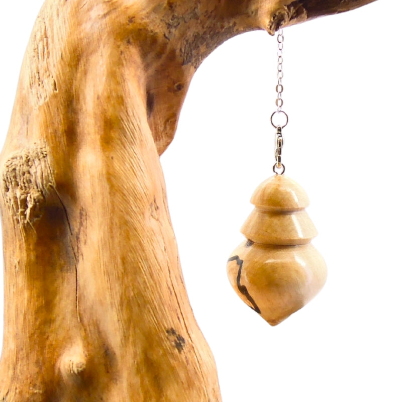 Pendule artisanal divinatoire en charme échauffé avec chainette.