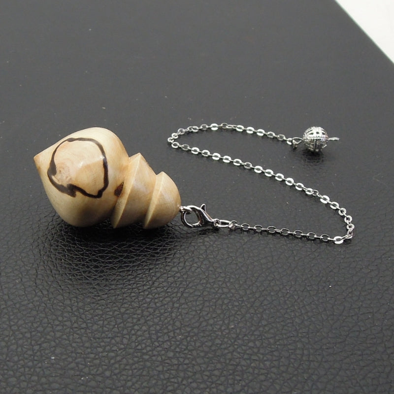 Pendule artisanal divinatoire en charme échauffé avec chainette.