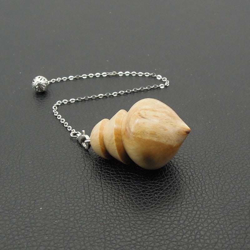 Pendule artisanal divinatoire en charme échauffé avec chainette.