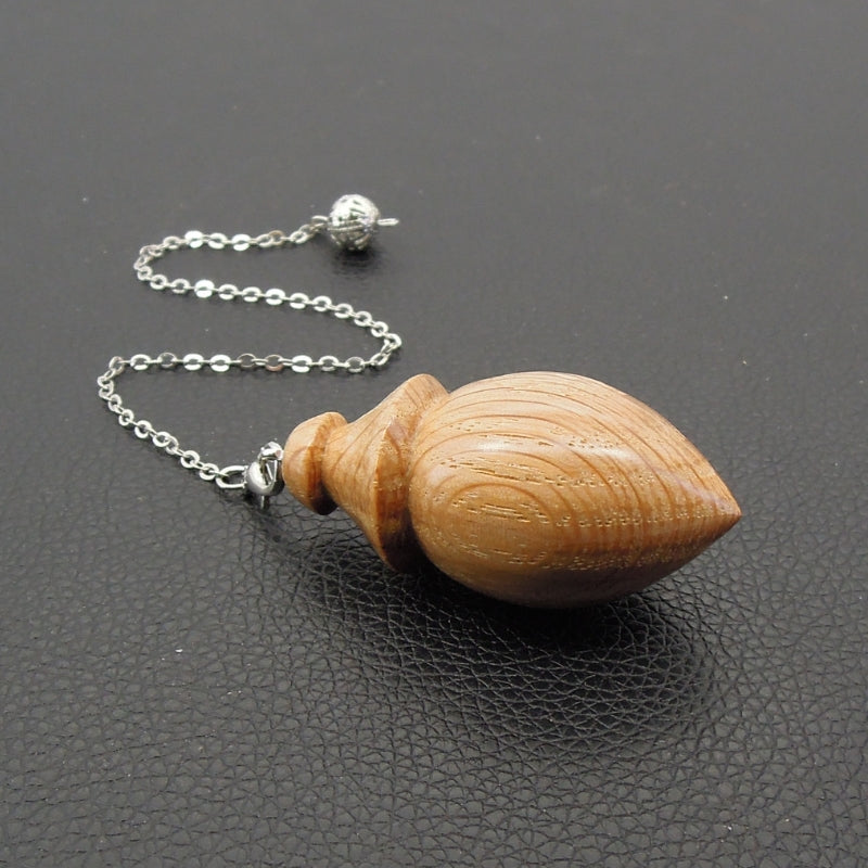 Pendule artisanal divinatoire de radiesthésie en chêne avec chainette.