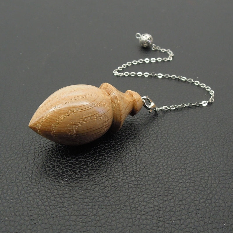 Pendule artisanal divinatoire de radiesthésie en chêne avec chainette.