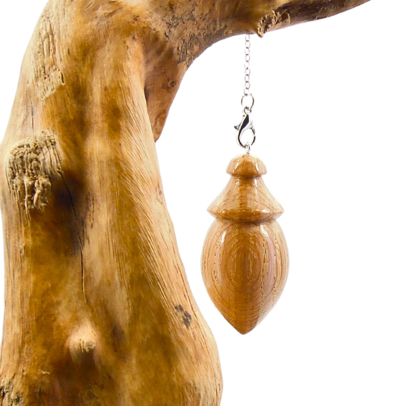 Pendule artisanal divinatoire de radiesthésie en chêne avec chainette.