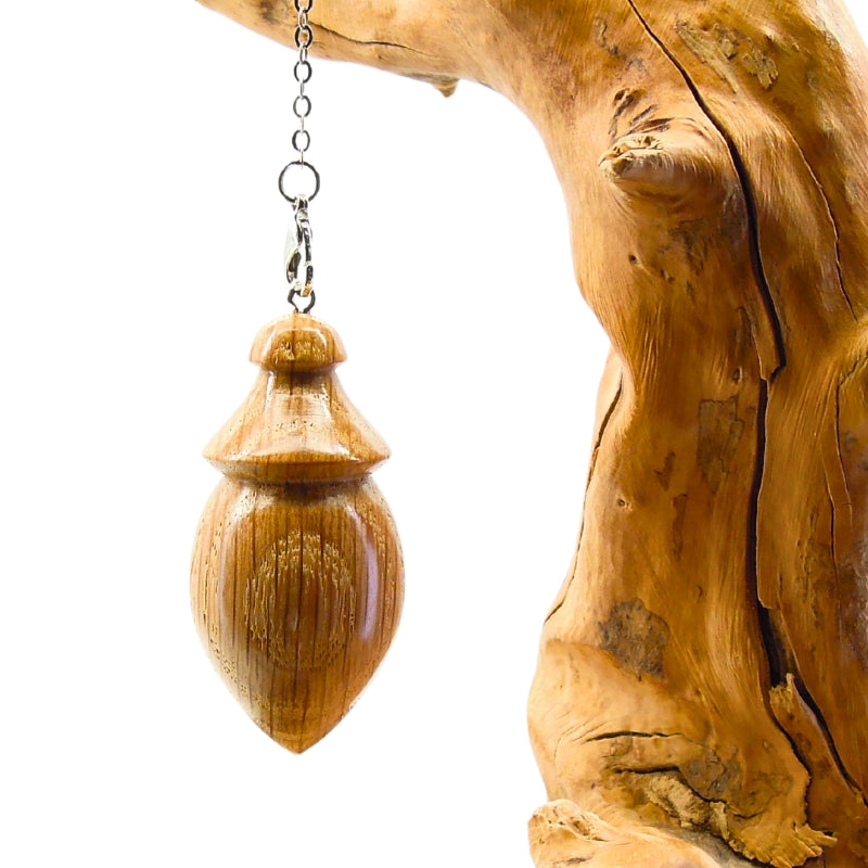 Pendule artisanal divinatoire de radiesthésie en chêne avec chainette.