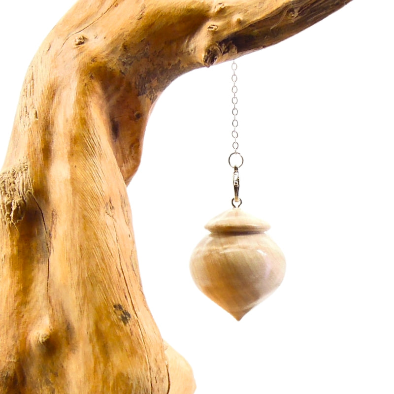 Pendule artisanal de radiesthésie en érable ondé avec chainette.