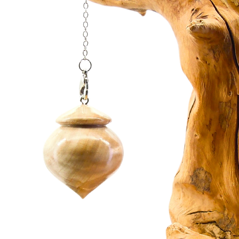 Pendule artisanal de radiesthésie en érable ondé avec chainette.