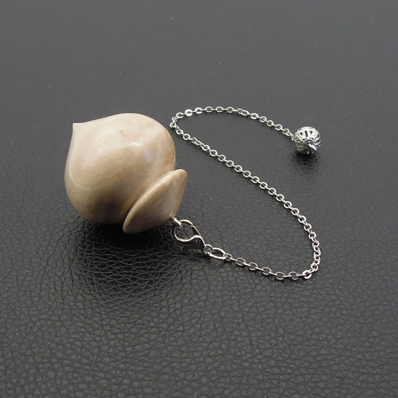 Pendule artisanal de radiesthésie en érable ondé avec chainette.