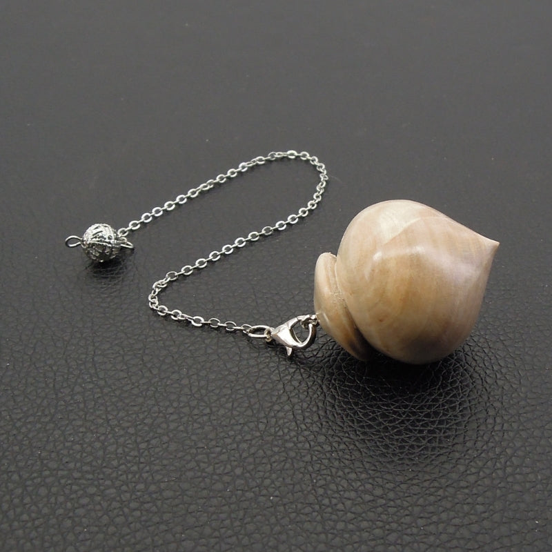 Pendule artisanal de radiesthésie en érable ondé avec chainette.
