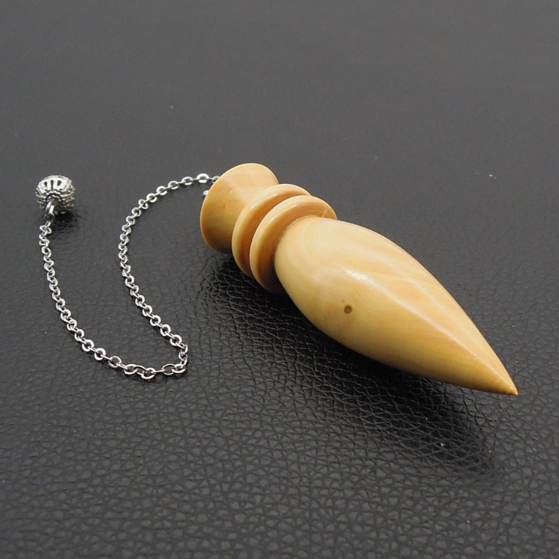Pendule artisanal de radiesthésie en buis avec chainette.