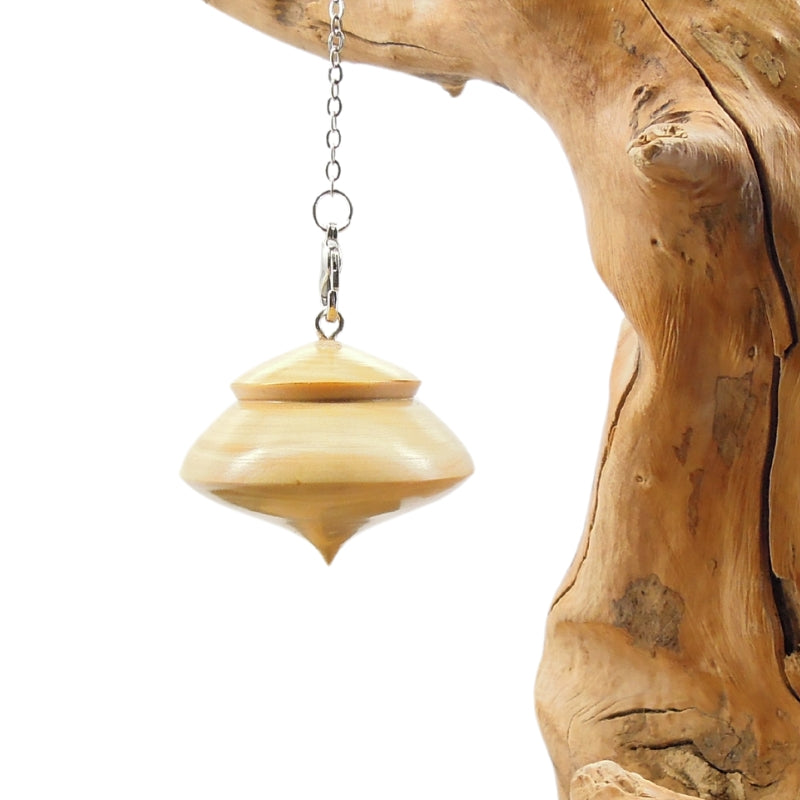 Pendule artisanal de radiesthésie en buis avec chainette.