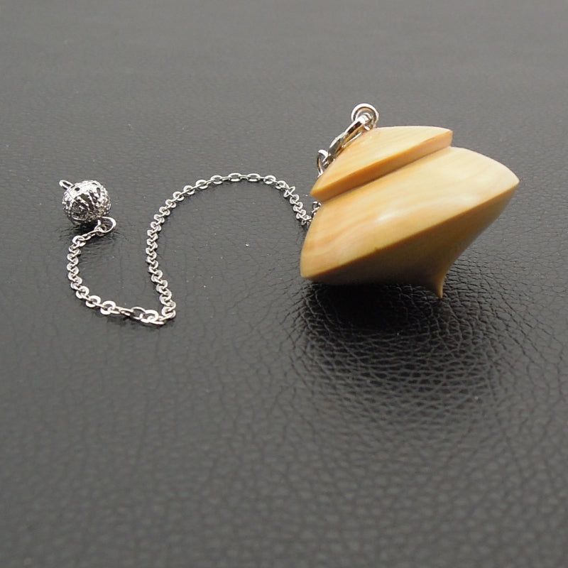 Pendule artisanal de radiesthésie en buis avec chainette.