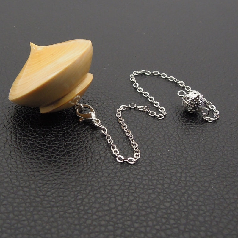Pendule artisanal de radiesthésie en buis avec chainette.