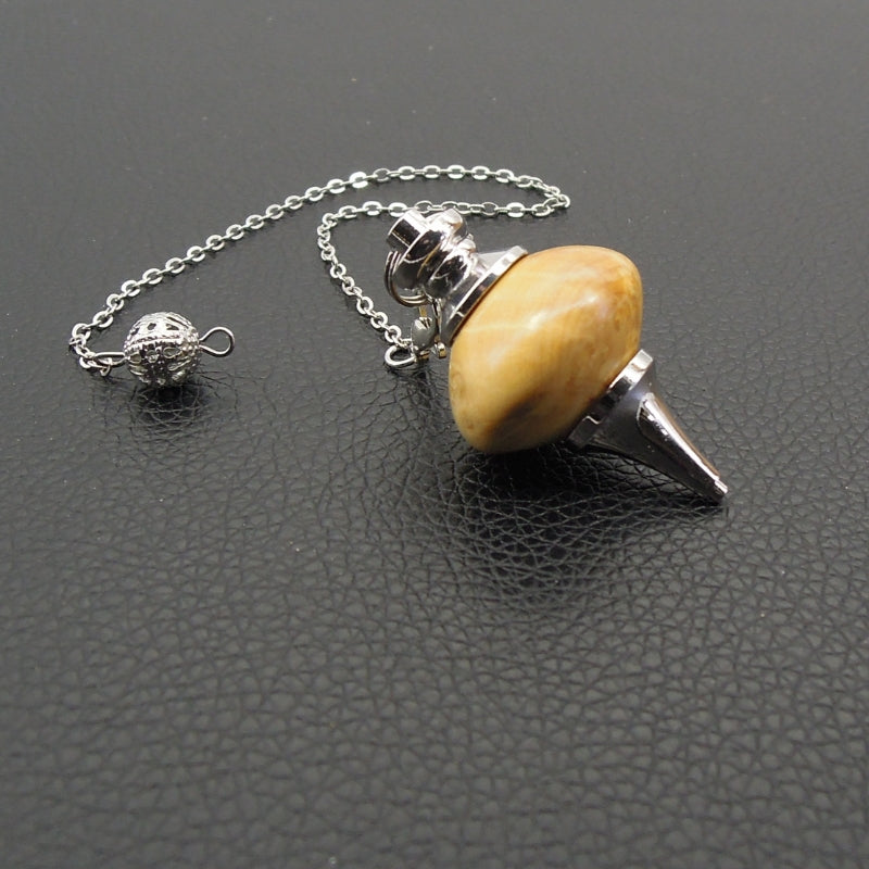 Pendule artisanal de radiesthésie en buis avec chainette et monture métal.