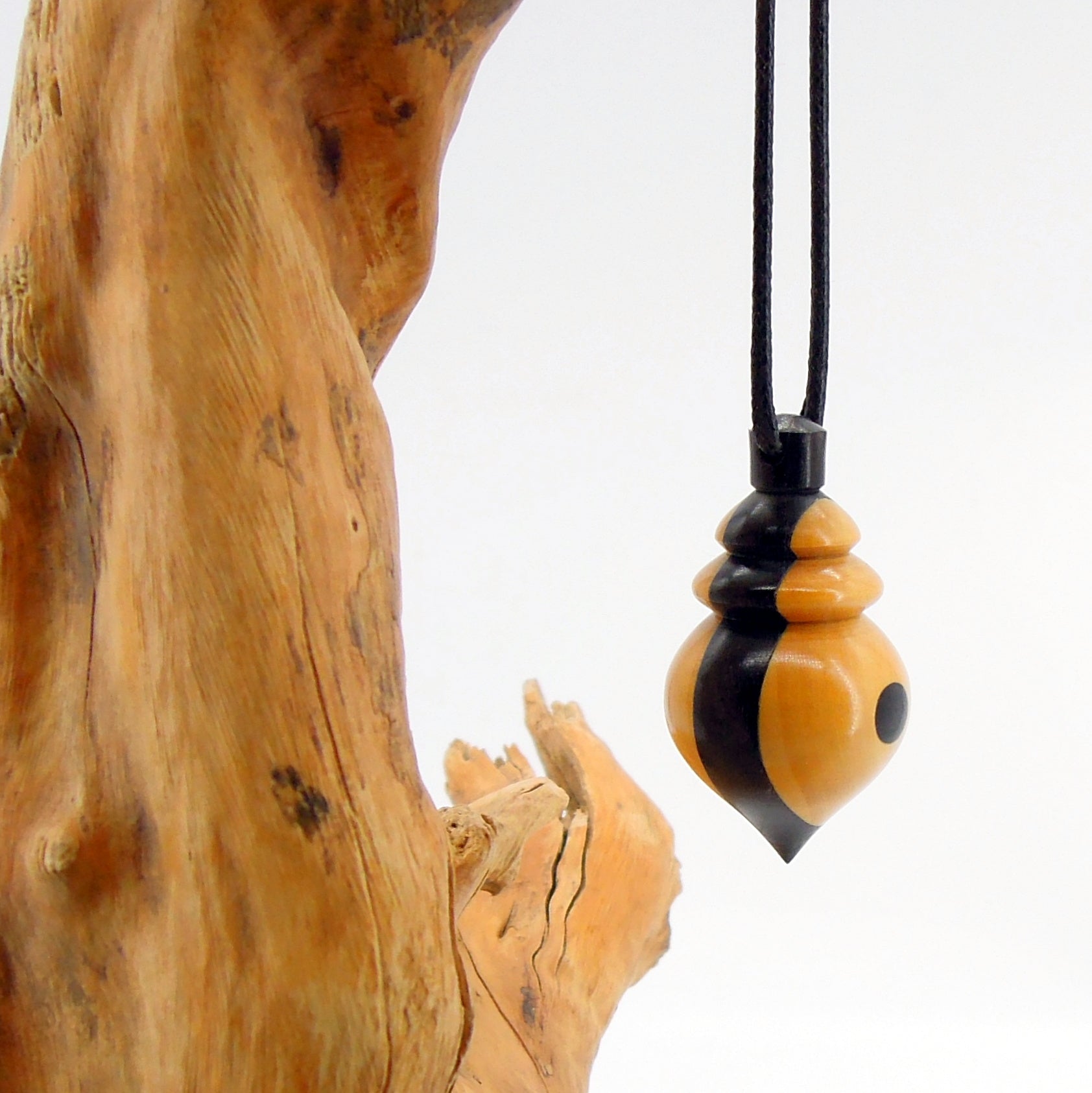 Pendule artisanal de radiesthésie en buis et ébène avec oeilleton