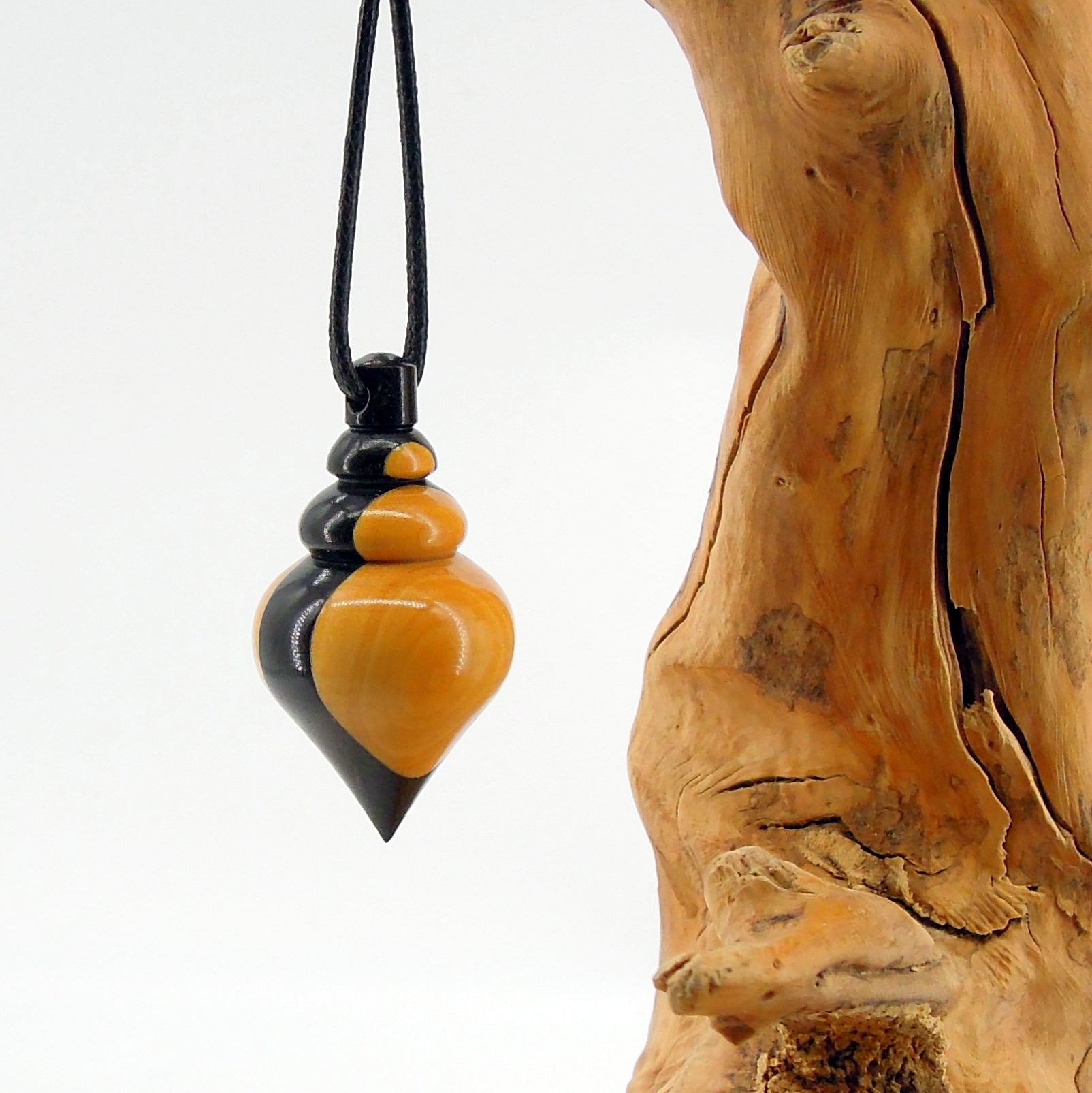 Pendule divinatoire de radiesthésie artisanal en buis et ébène avec oeilleton