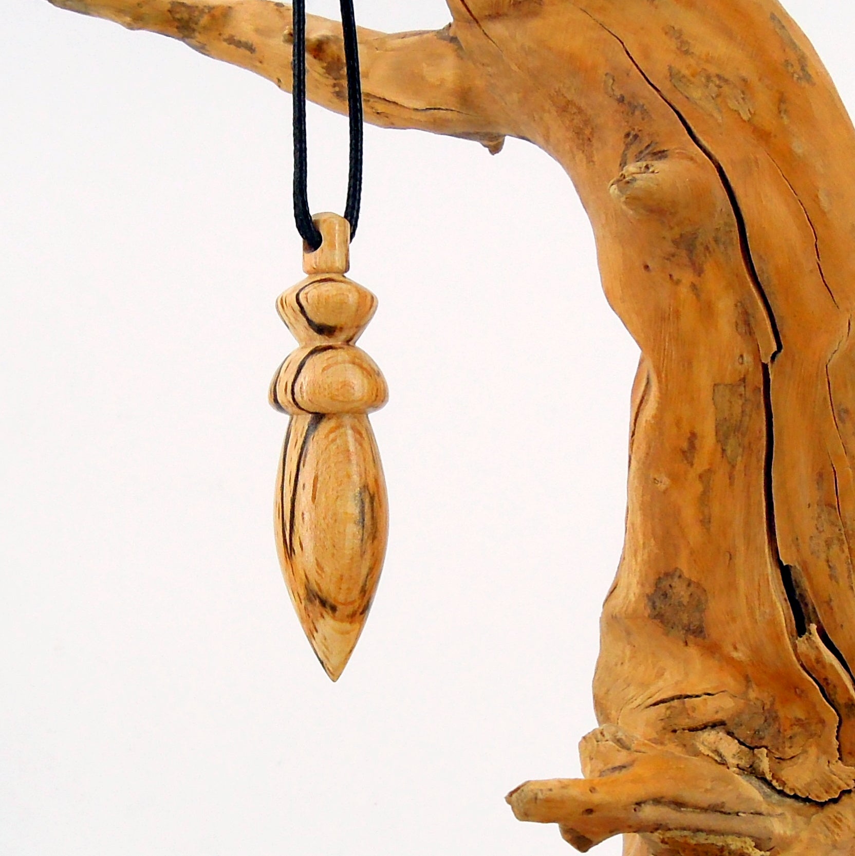 Pendule artisanal de radiesthésie en hêtre échauffé avec oeilleton.