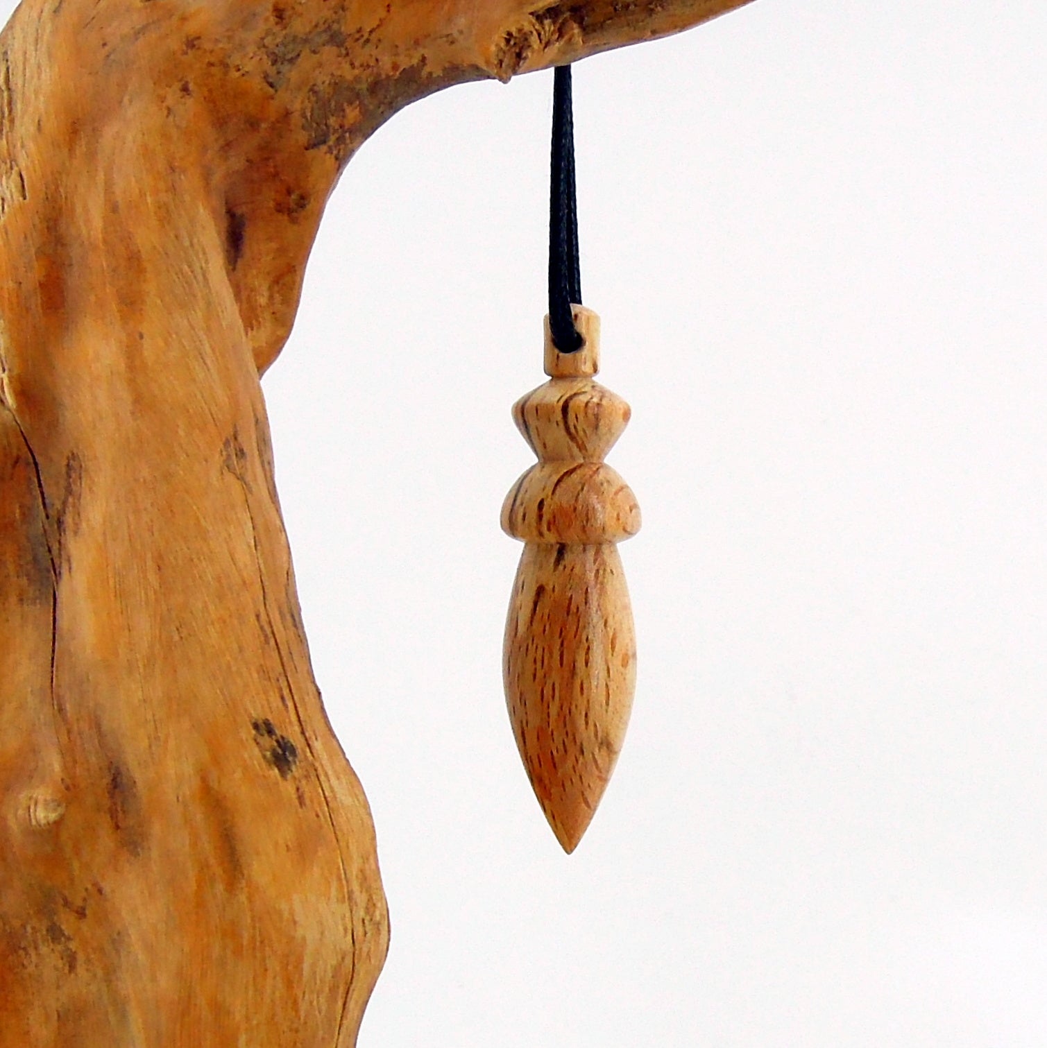 Pendule artisanal de radiesthésie en hêtre échauffé avec oeilleton.