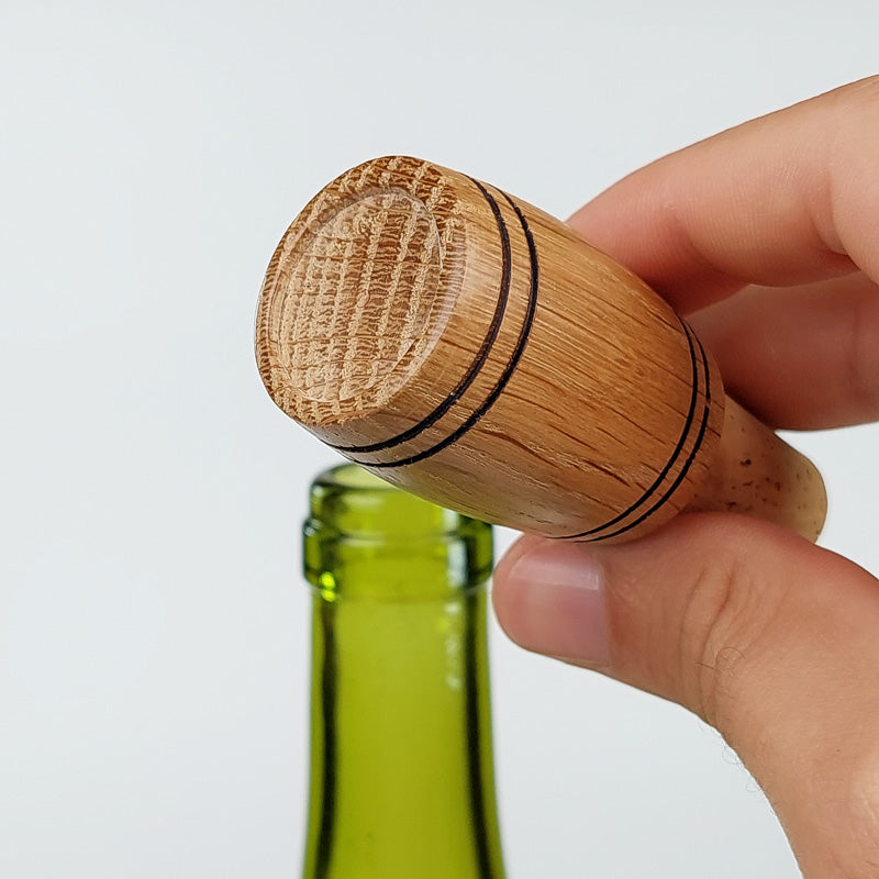 Bouchon en Bois de chêne en forme de tonneau.