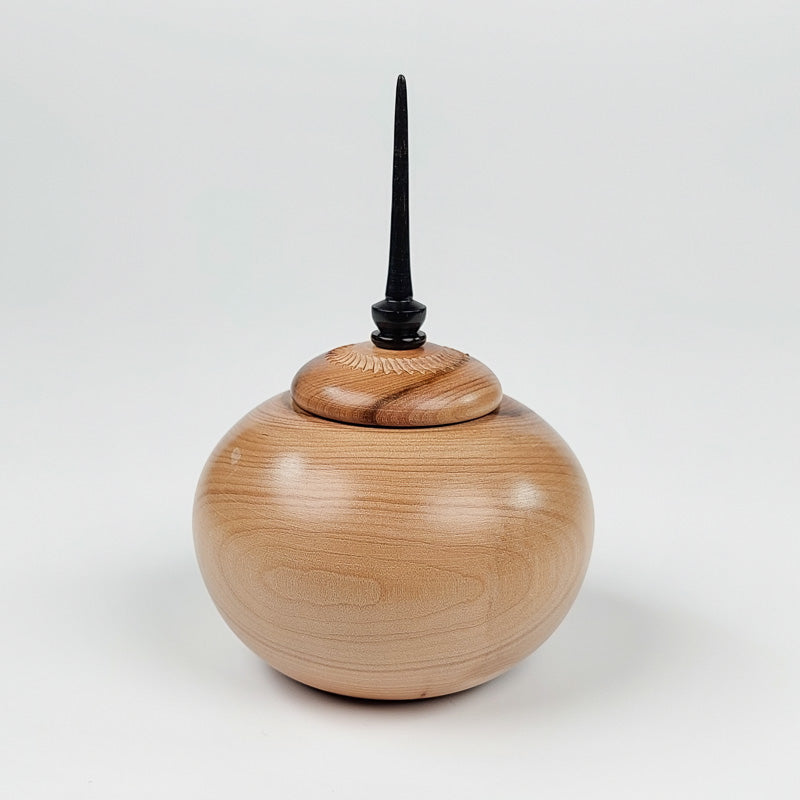 Petite boite en bois de cornouiller et fleuron en ébène.