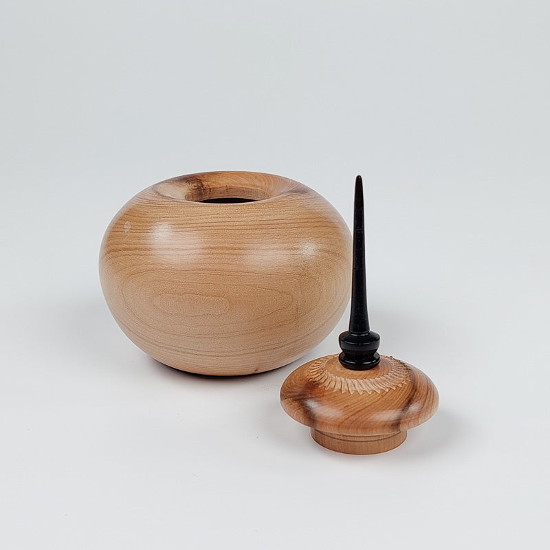 Petite boite en bois de cornouiller et fleuron en ébène.